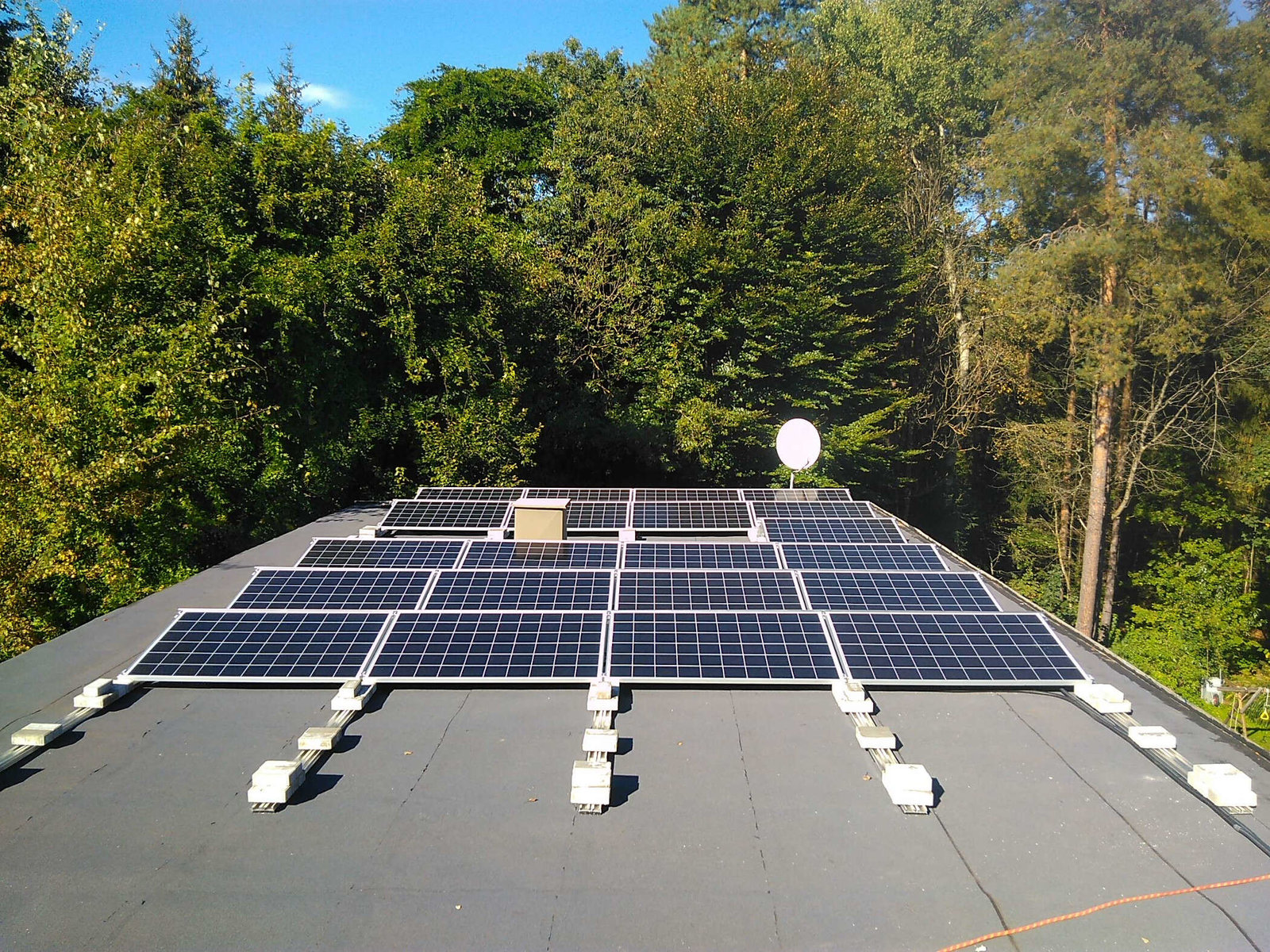 Photovoltaik-Kleinanlage auf Flachdach aufgeständert von Elektrotechnik Schlögl